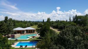 圣拉斐尔家庭旅馆的享有带游泳池的度假村的空中景致