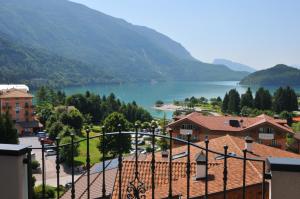 莫尔韦诺丽城阿尔卑斯山健康与美容度假酒店的享有湖泊和山脉的小镇景色。