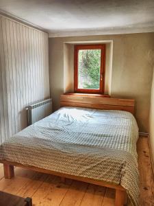 罗格坡曼戈唐Predel House的卧室内的一张床位,带窗户