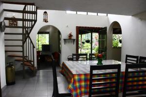 里韦拉La Provincia Casa Campestre的一间带桌椅和楼梯的用餐室
