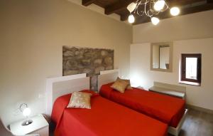 圣斯特凡诺迪卡马斯特拉Casa Vacanze Camastra的一间卧室配有两张红色的床和镜子