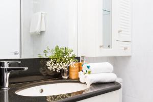潘普洛纳Trave - Bayona的浴室设有水槽、毛巾和镜子
