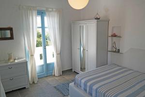 布拉卡Home Sweet Home的一间卧室配有一张床、一个梳妆台和一扇窗户。