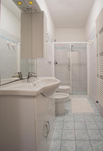 芬奇Agriturismo Il Piastrino的白色的浴室设有水槽和卫生间。