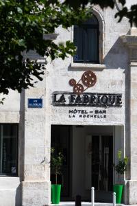 拉罗谢尔Hôtel La Fabrique的一座有防暴标志的建筑