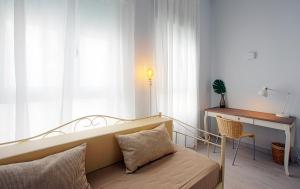 瓦伦西亚奥图魅力旅馆的一间卧室配有一张床、一张桌子和一张桌子