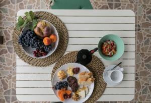特吉塞Villa El Jable Lanzarote的一张桌子,上面放着两盘食物和一碗水果