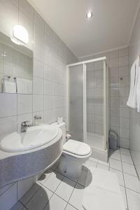 ProkosovićiHotel Senad od Bosne的浴室配有卫生间、盥洗盆和淋浴。