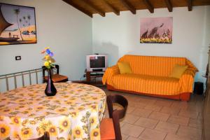林瓜格洛萨Etna Case Mangano的客厅配有沙发和桌子