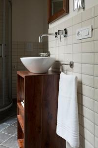 佛罗伦萨阿萨波拉特住宿加早餐旅馆的浴室配有白色水槽和毛巾