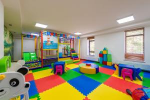 KotarkolRufus Lodge的一个带微型玩具的儿童游戏室