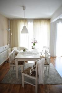 奥赫里德Apartment Sneshka的客厅配有白色的桌子和椅子