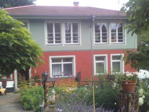 德累斯顿Ferienwohnung Naturnah的前面有花园的房子