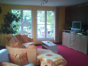 德累斯顿Ferienwohnung Naturnah的客厅配有两张沙发和一台电视机