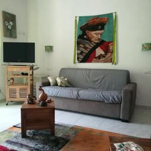 维耶特里Garden Bijou with Sea View的客厅配有沙发和墙上的绘画