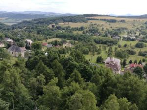 蒂萨Pension U Koupaliště的山丘上小村庄的空中景观