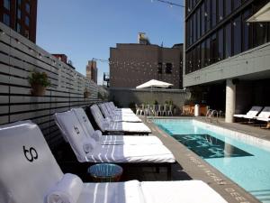 纽约瑟斯提莱斯酒店的游泳池旁的一排躺椅