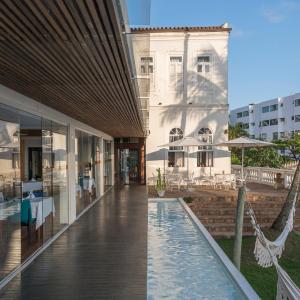 萨尔瓦多赞克托克酒店的享有带游泳池的大楼的外部景致