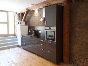 Saint-LégerDomaine de la Safranière - Holiday Home的厨房配有不锈钢橱柜和炉灶。
