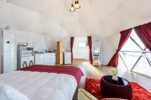 济州市济州星光度假村的帐篷内一间卧室,配有一张大床