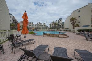 南帕诸岛南帕德里岛海滩租住酒店的度假村内带椅子和遮阳伞的游泳池