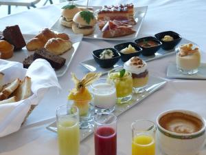 霍约斯德尔埃斯皮诺米兰皇家酒店的一张桌子,上面放着各种早餐食品的托盘