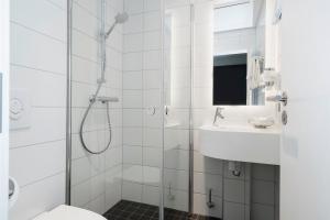 滕斯贝格滕斯贝格布莱格松恩酒店的带淋浴和盥洗盆的浴室