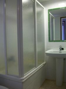 卡内·德·玛尔米特斯公寓的带淋浴和盥洗盆的浴室