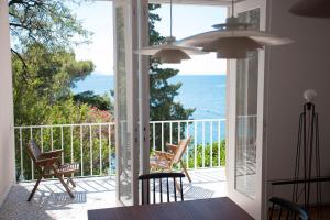 泽斯特拉格Villa The Spot的一间用餐室,从阳台上可欣赏到海景