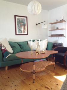 BurträskSvens Stuga的客厅配有绿色沙发和桌子