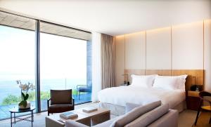 圣塞瓦斯蒂安艾克莱里罗莱夏朵精品酒店集团的酒店客房设有一张床和一个大窗户