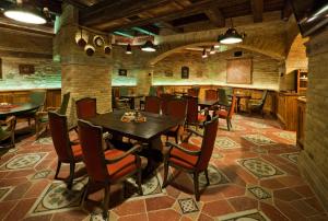 维拉尼哈拉斯王子佩泽欧酒店的一间在房间内配有桌椅的餐厅