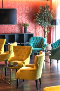 卑尔根奥里昂松恩酒店的大堂设有椅子、电视和桌子