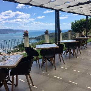 斯培西亚维尔瑞莱酒店的一个带桌椅的海景庭院