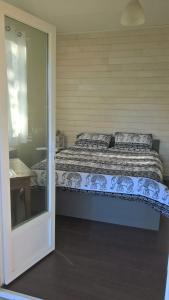 米米藏B&B Mob Mimizan On The Beach的一间卧室设有一张床和一个滑动玻璃门