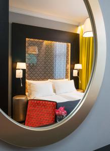 奥斯陆松恩酒店的酒店客房,配有床和镜子