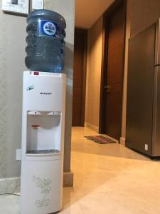 雅加达温莎招牌公寓的冷藏箱顶上的一瓶水