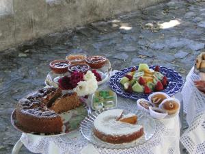 维迪堡Vila Maria的一张桌子,上面放着蛋糕和其他甜点