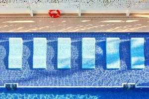 帕尔马海滩马略卡岛磨坊湾酒店 - 仅限成人的蓝色游泳池的近距离