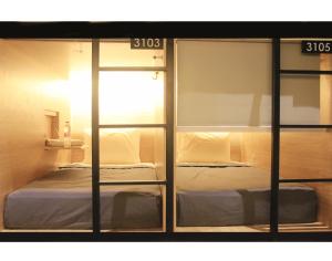 泗水泗水古彭站利维旅馆的卧室内有一张床