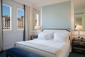 佛罗伦萨伦加诺酒店 - 伦加诺精选的卧室配有一张白色大床和两个窗户