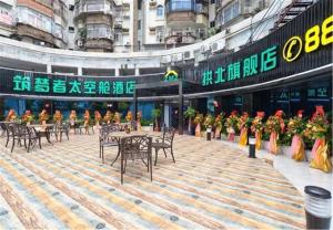 珠海Zhuhai Dreamers Capsule Hotel的一群坐在大楼桌子上的人