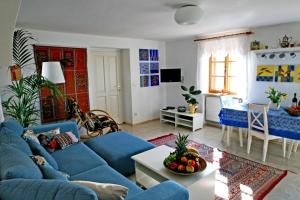 塔亚河畔魏德霍芬塔亚霍夫度假屋的客厅配有蓝色的沙发和桌子