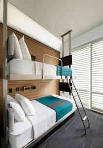 庞德时代酒店客房内的一张或多张双层床