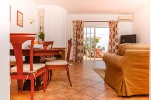 阿尔布费拉Moradias Villas Rufino的客厅配有桌子和沙发
