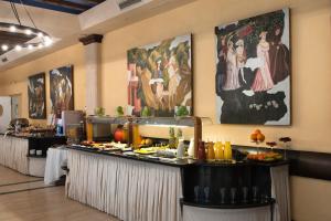 萨拉曼卡梅里亚拉斯克拉拉斯精品酒店的餐厅内展示的自助餐点