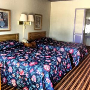 Shelby瑞莱克斯酒店 - 谢尔比的一间酒店客房,房间内设有两张床