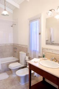 圣米格尔-德尔蒙特Estancia Los Patos的浴室配有卫生间、盥洗盆和浴缸。