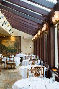 滨湖尼亚加拉威尔斯王子酒店的一间设有白色桌椅的用餐室