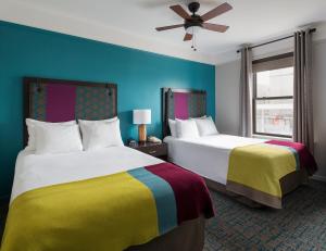 芝加哥城市套房酒店的酒店客房配有两张床和吊扇。